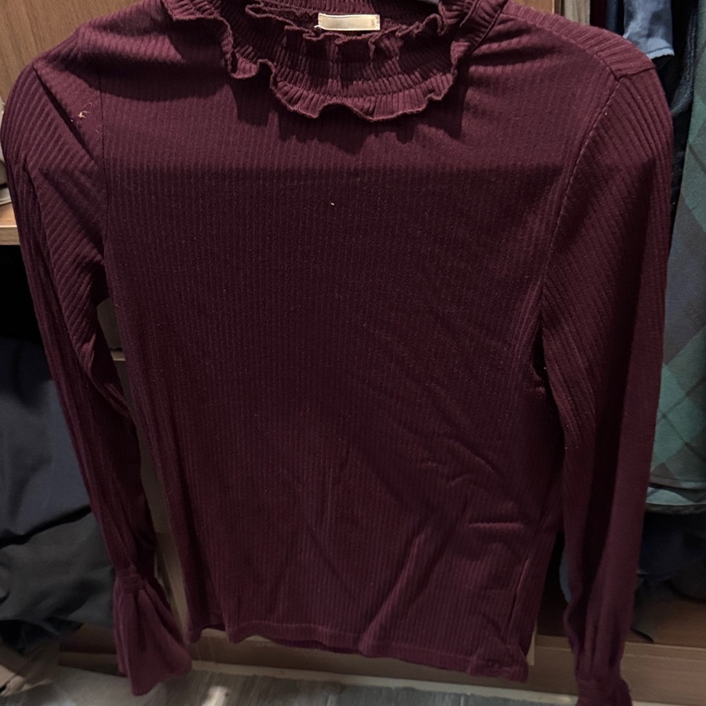 GU long sleeved knit top